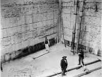 Le chantier du barrage  L'appel d'offre pour les constructions des emprises maonnes du barrage eut lieu le 26 avril 1881 et fut adjug  l'entreprise de Conrad ZSCHOKKE, visible ici au fond du chantier.